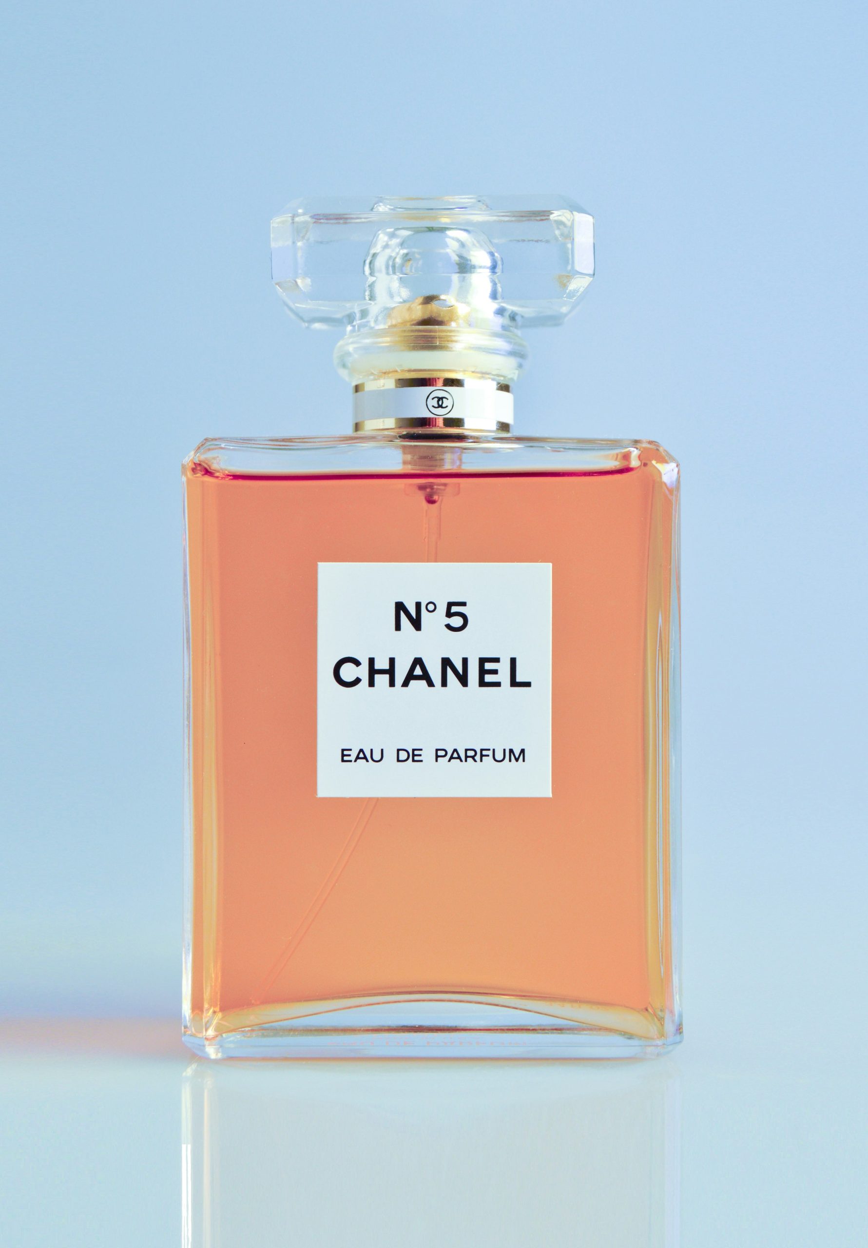 Flacon de parfum oriental pe fundal întunecat